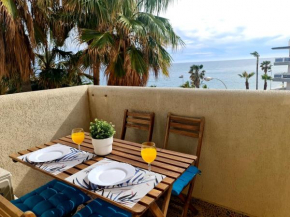 Precioso apartamento con piscinas y vistas al mar.
